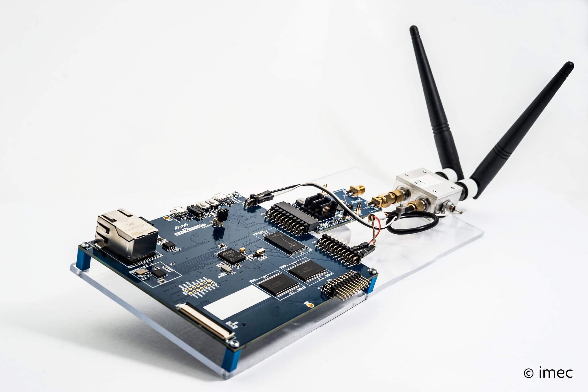 Prototype-low-power-higlhy-accurate-indoor-localization-sensor_0 Prototype wireless sensor board with two antennas and mounted electronics on a clear base