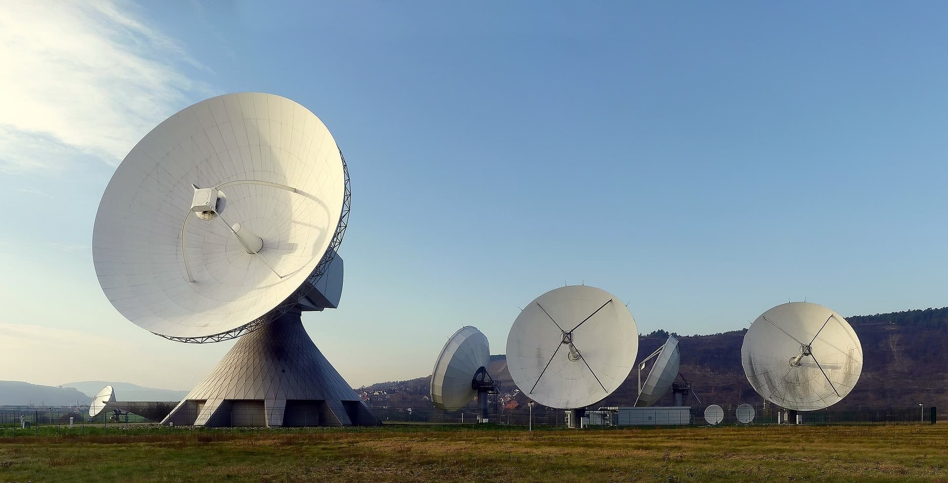 radar-dish-gef4d135a4_1920 Grote radarschotels in een veld onder een heldere lucht
