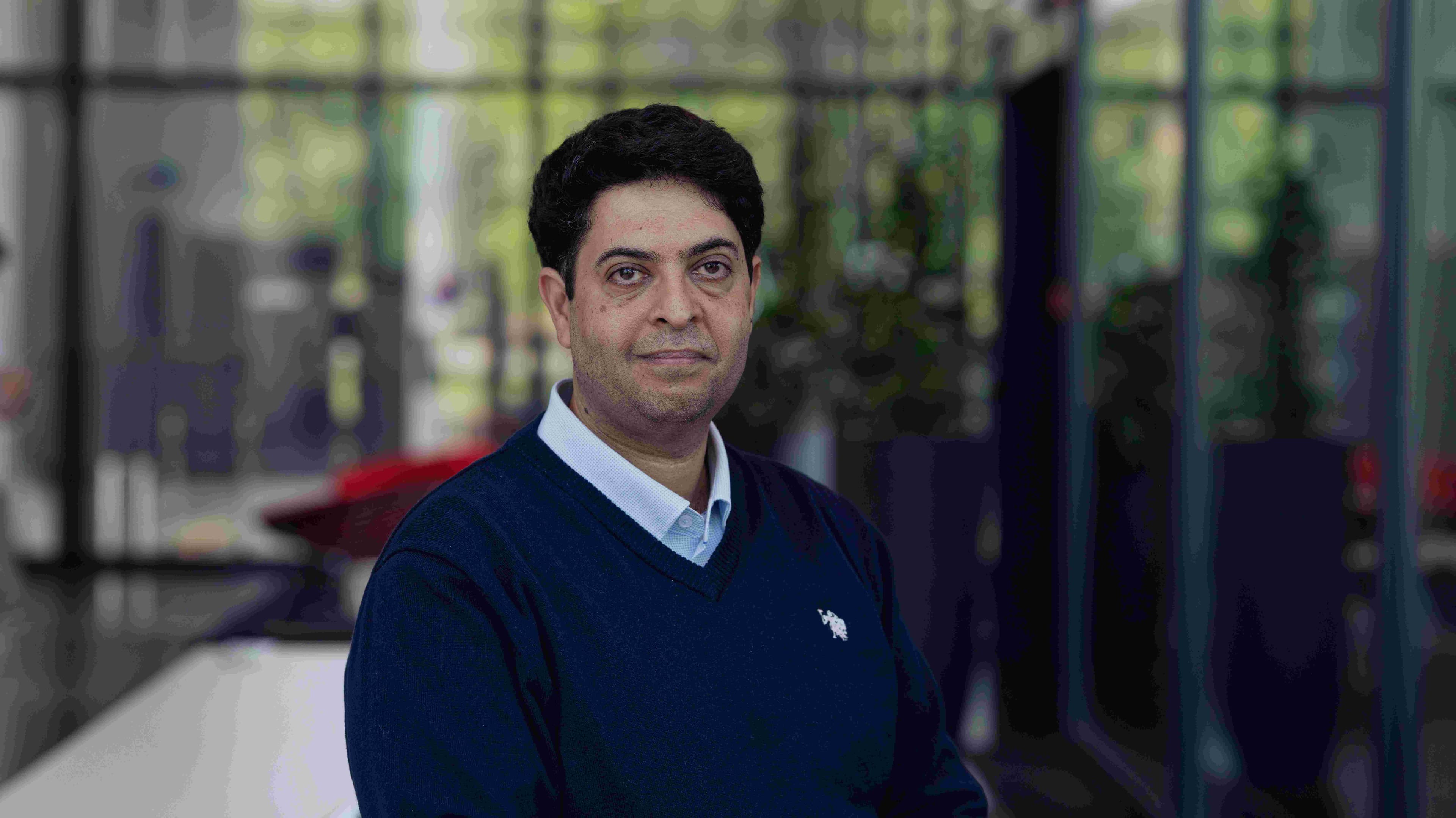 Roozbeh%20Parsa Portrait of Roozbeh Parsa in a blurred office setting