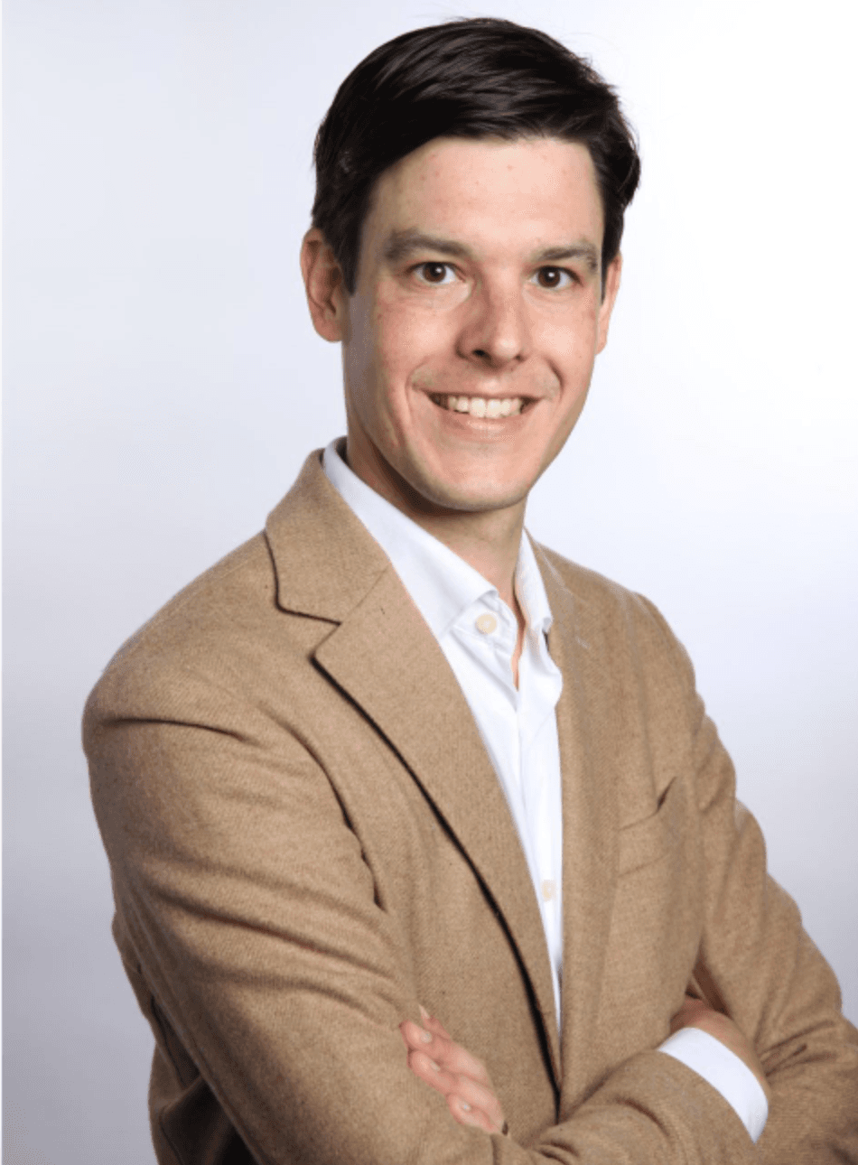 Schermafbeelding%202022-04-26%20om%2013.01.24 Bram Vanderborght lachend in een beige blazer tegen een lichte achtergrond