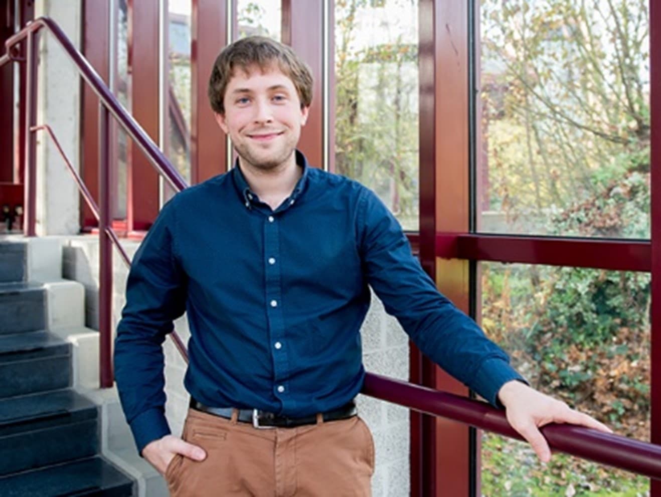 SebastienLizin Sebastien Lizin staat binnen bij een trapleuning