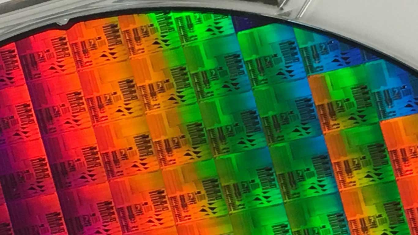 siliconwafer_0 Kleurrijke siliconenfotonicawafer met gepatroneerde chipelementen