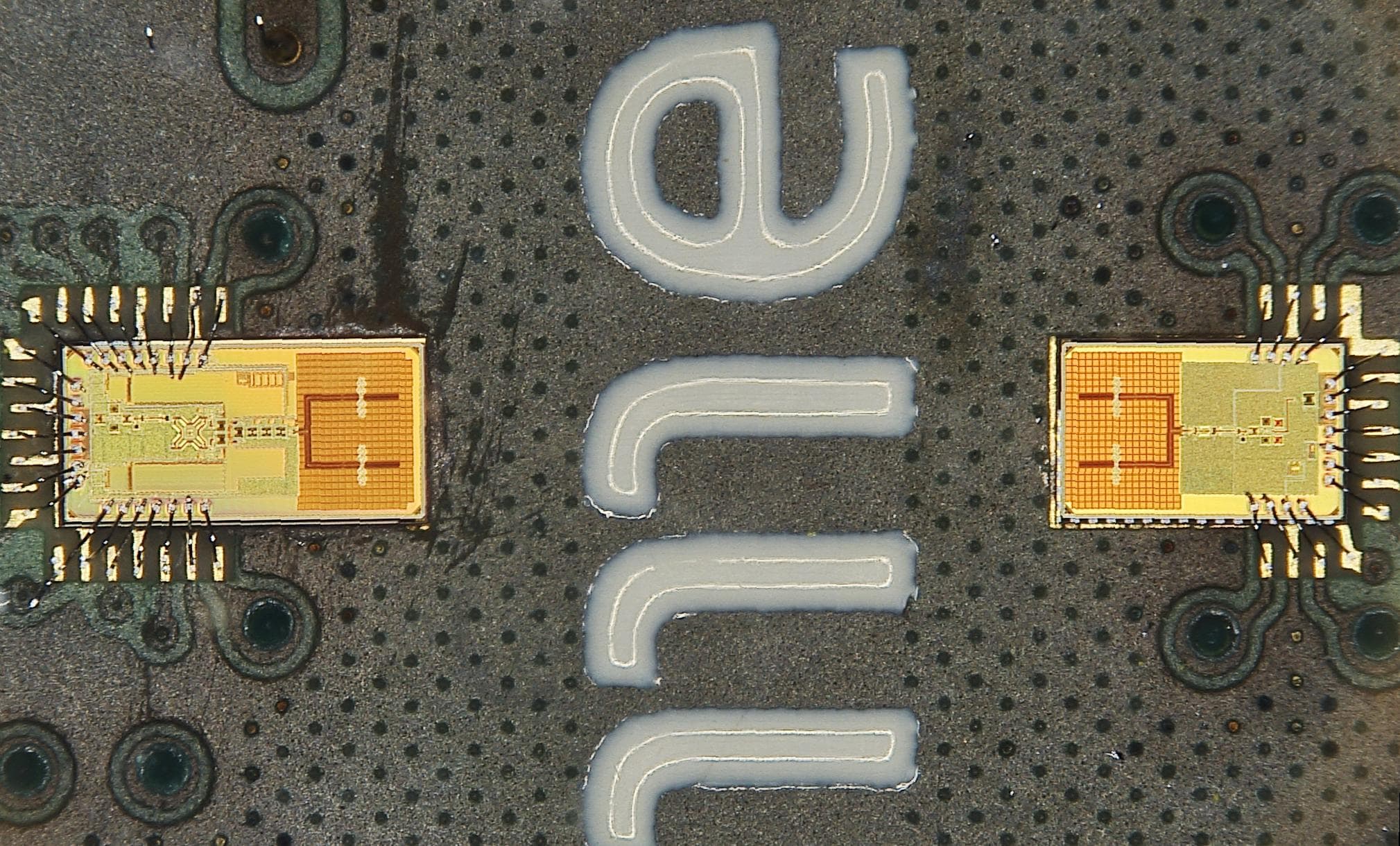 Single%20radar%20%28close-up%29 Close-up of a photonics-enabled radar chip with two sensor dies and bonded wire connections