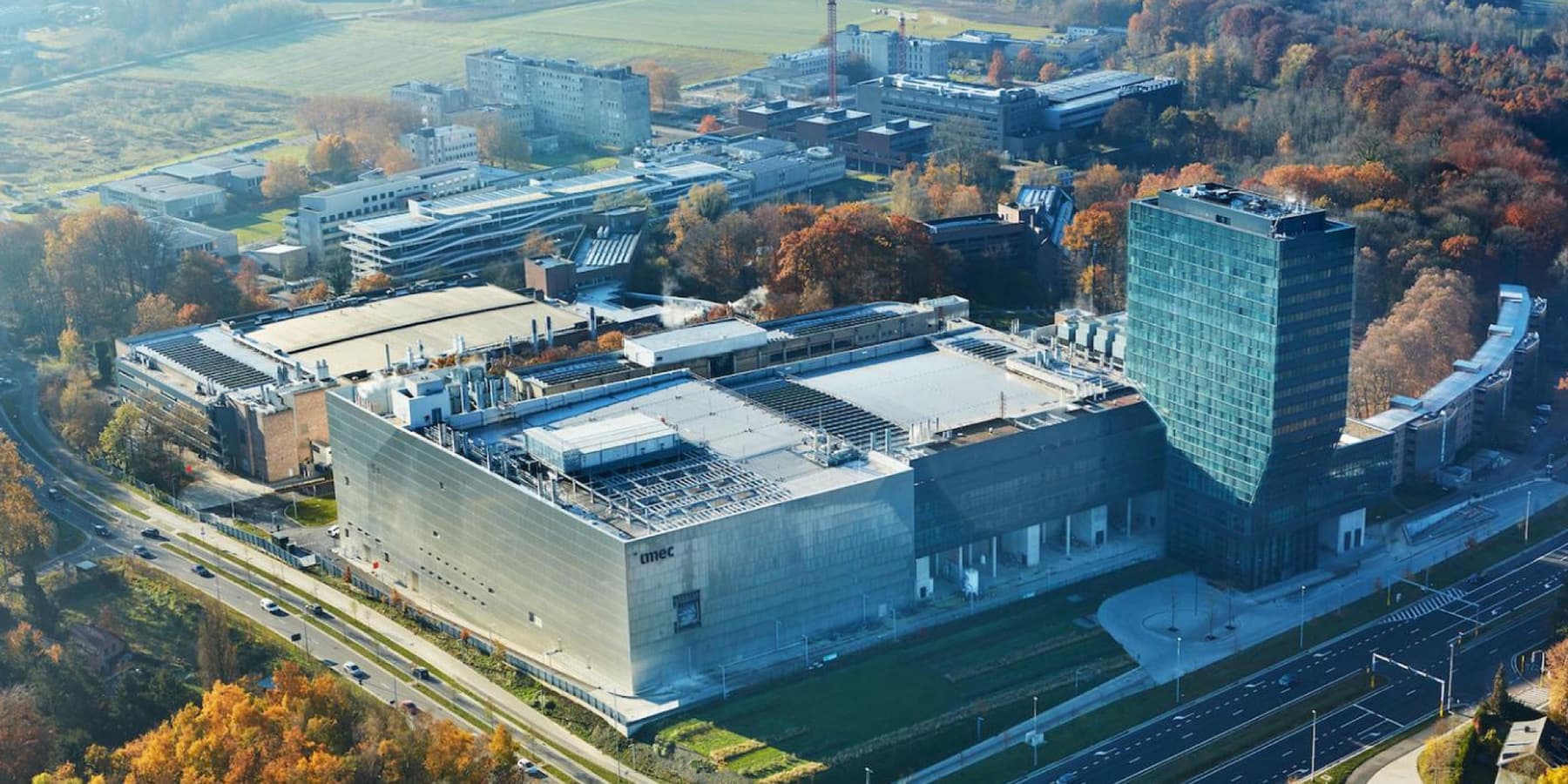skyline-imec Aerial view of the imec campus buildings surrounded by autumn trees and roads