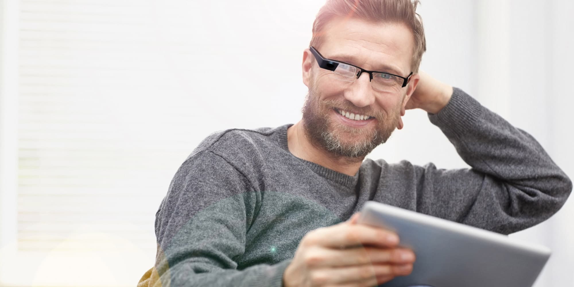 smartglasses Man met slimme bril en een tablet vasthoudend