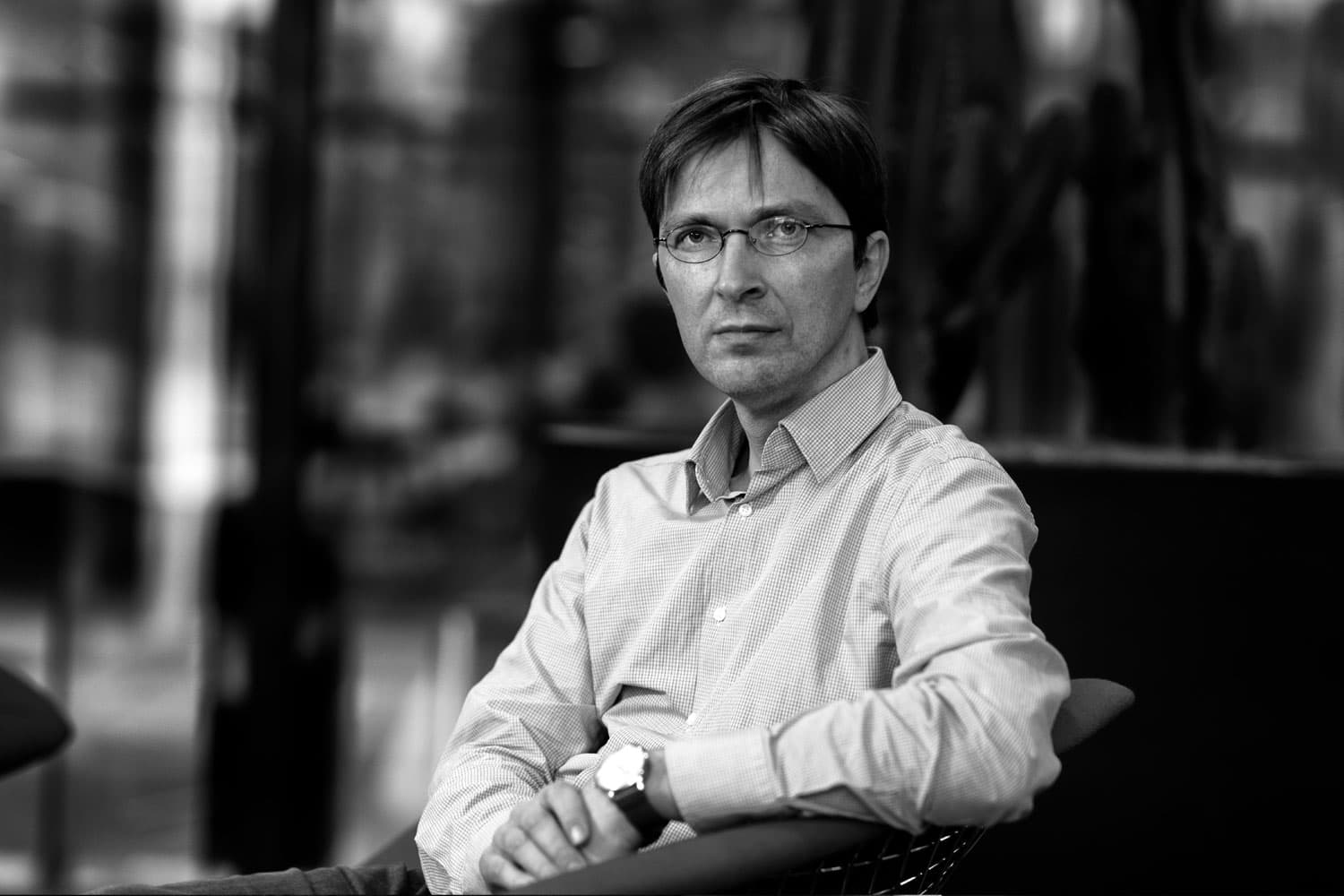 soeren-Steudel001magazine_1 Black-and-white portrait of Soeren Steudel seated with glasses, looking at the camera.