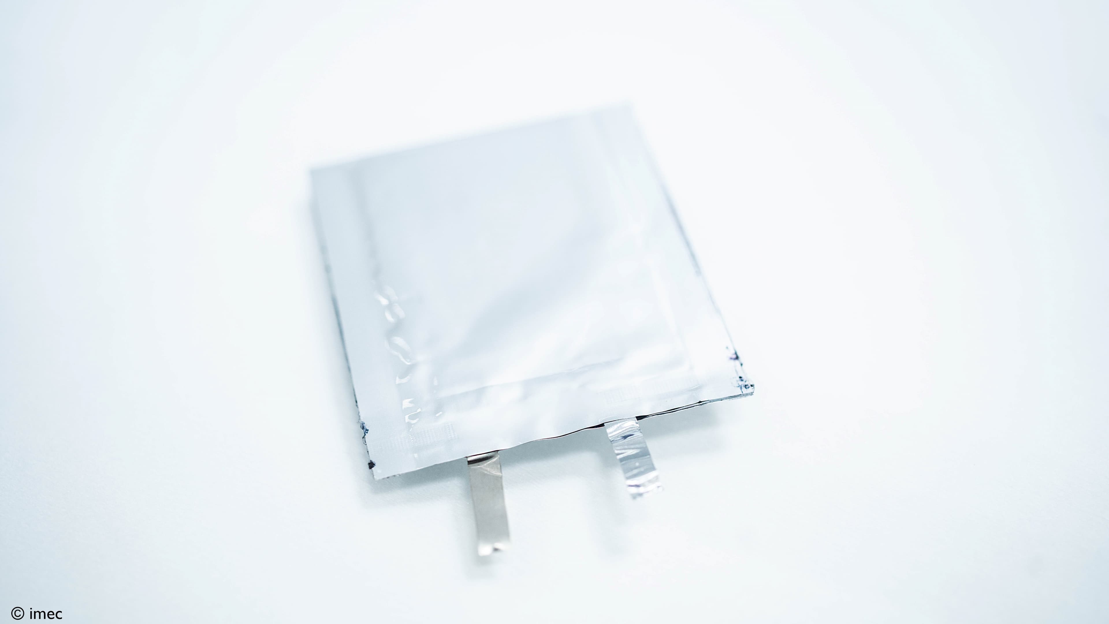 SOLiDIFY-1020-Wh-L-solid-state-battery002 Thin solid-state battery cell on a white background