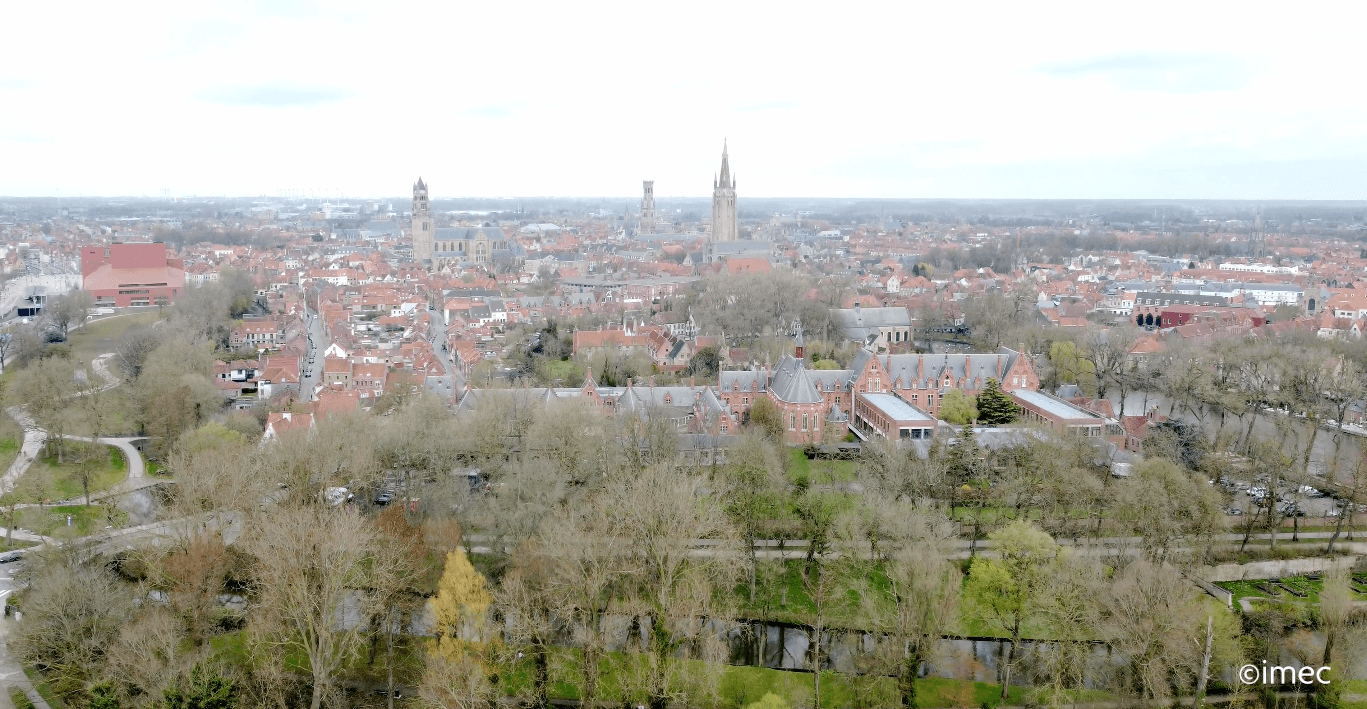 StadBrugge_1_0 Luchtfoto van het centrum van Brugge met historische torens en dichte bebouwing met rode daken