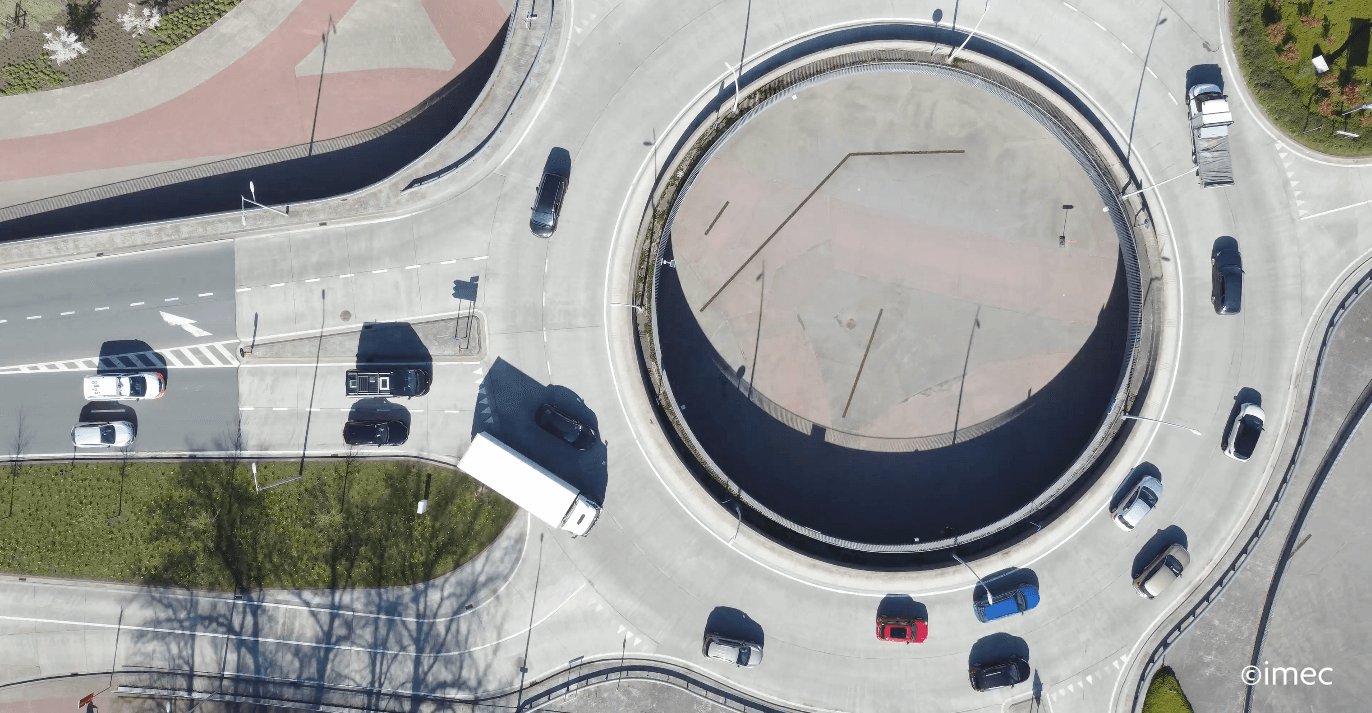 StadBrugge_2 Luchtfoto van een rotonde met auto's en een vrachtwagen, die de verkeersstroom in de stad voor een digitale tweeling illustreert