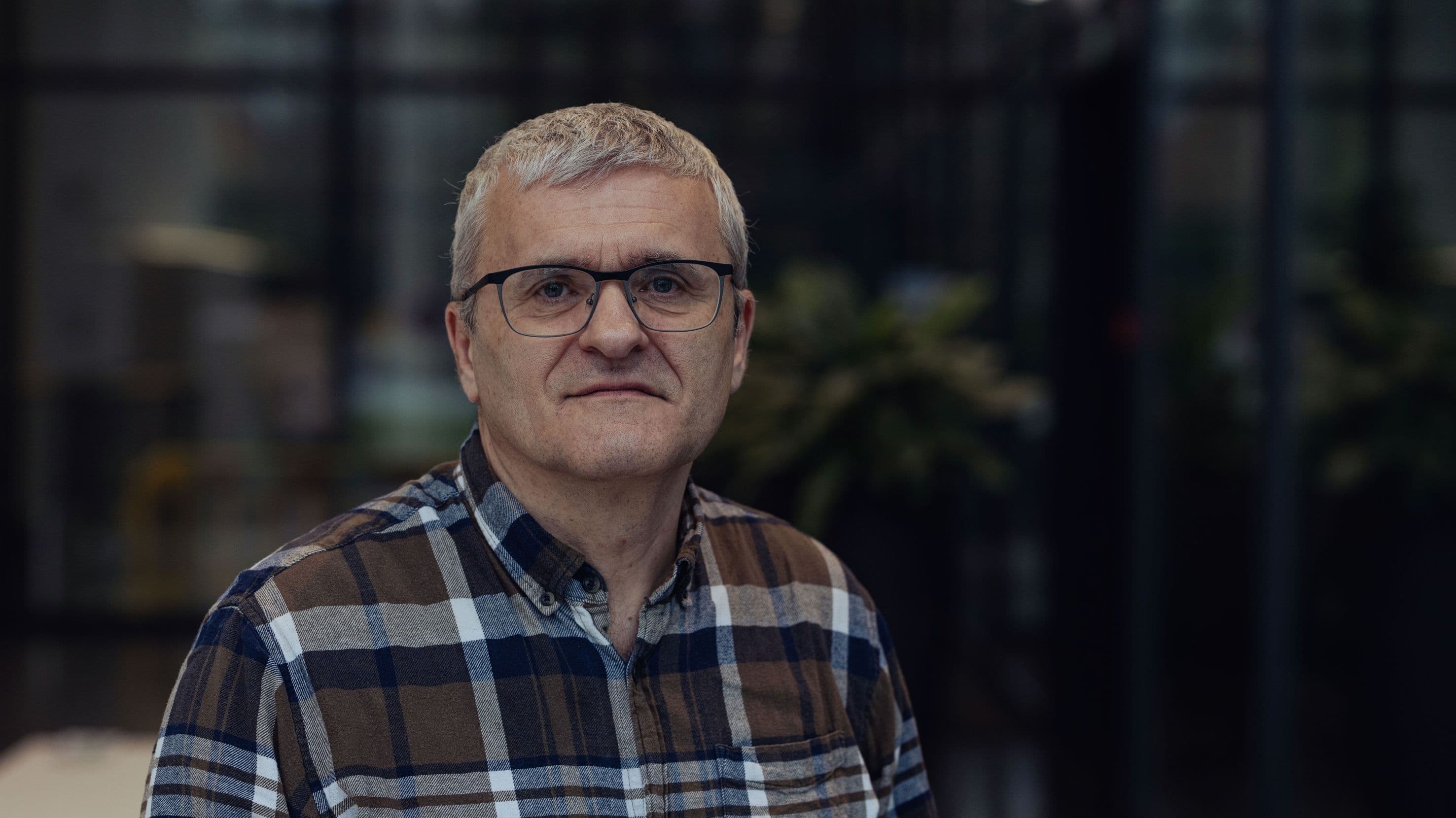 Stefan%20Kubicek Portrait of Stefan Kubicek, an imec integration engineer, wearing glasses and a plaid shirt