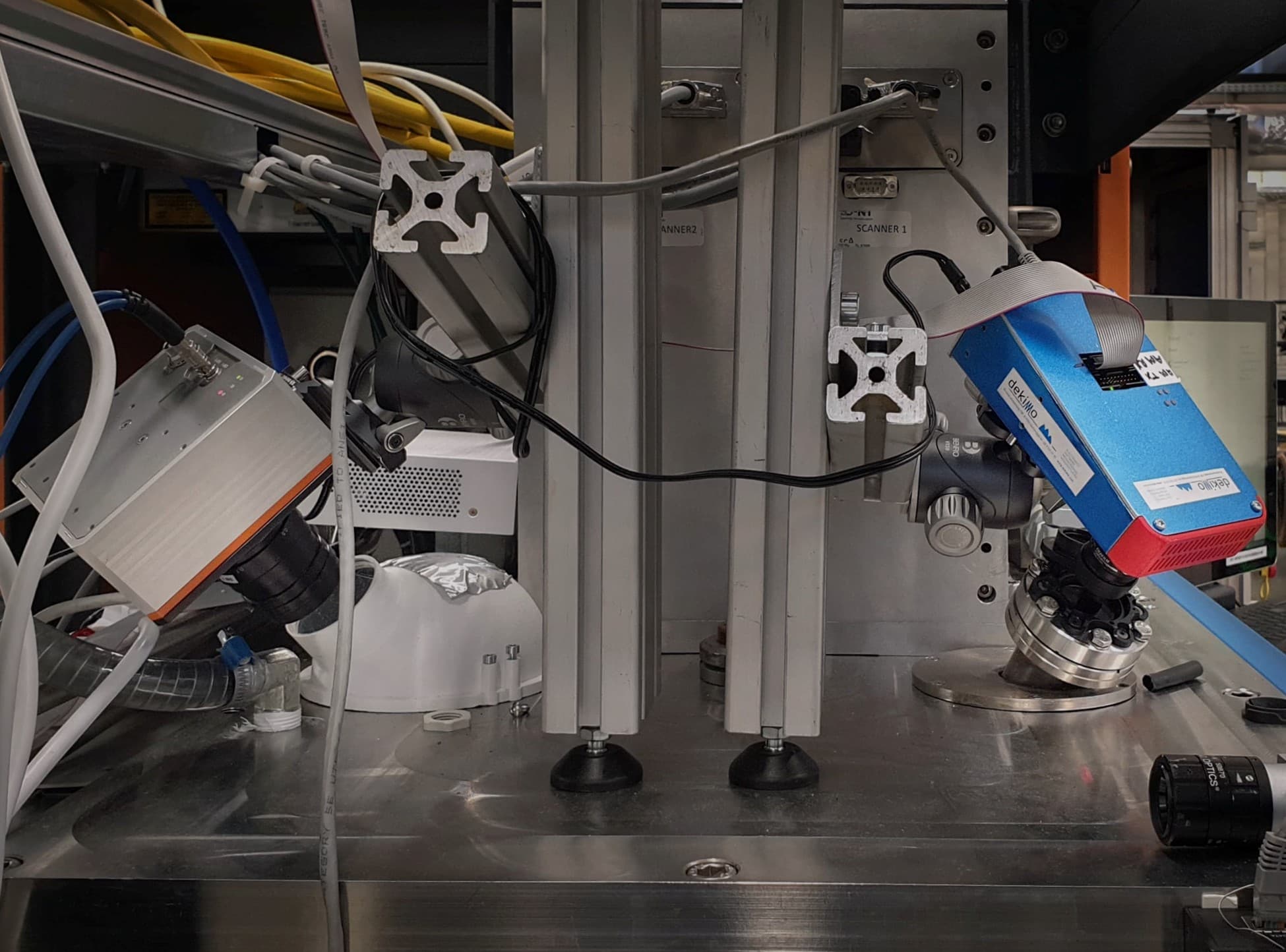 Supercamera Meercameraopstelling gemonteerd rond een industriële machine voor 3D-printinspectie