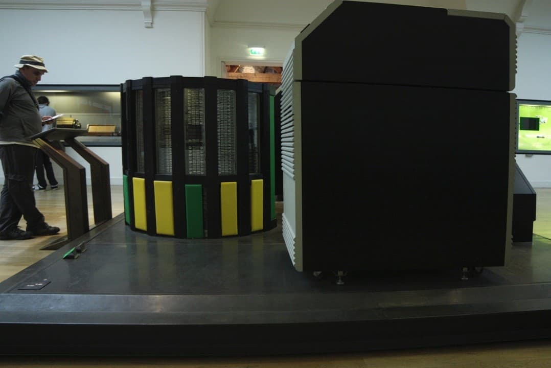 Supercomputer Grote Cray-2 supercomputerdisplay met een bezoeker die in de buurt leest in een museumgalerij