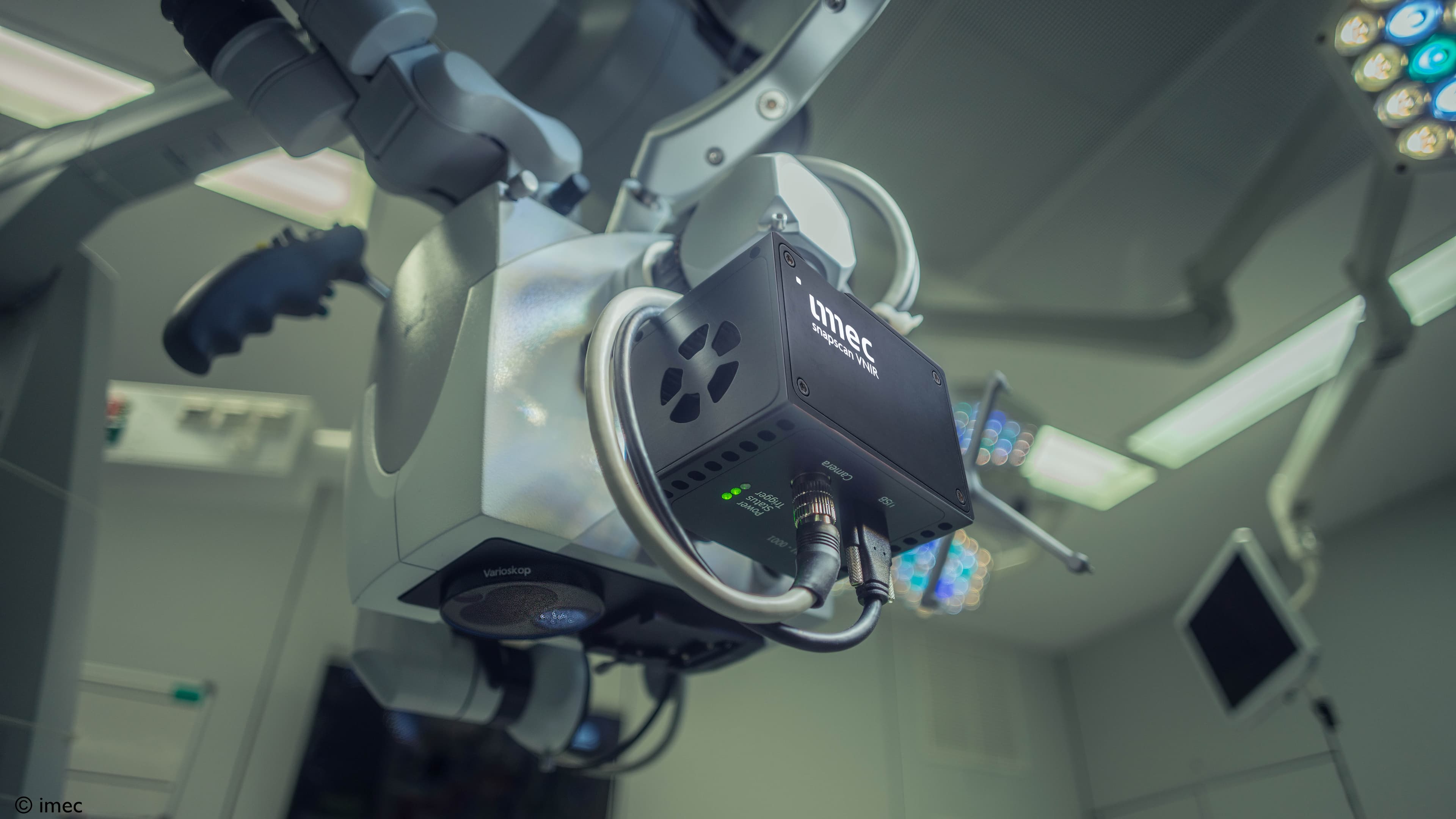 Surgical%20microscope Surgical microscope fitted with a hyperspectral camera in an operating room