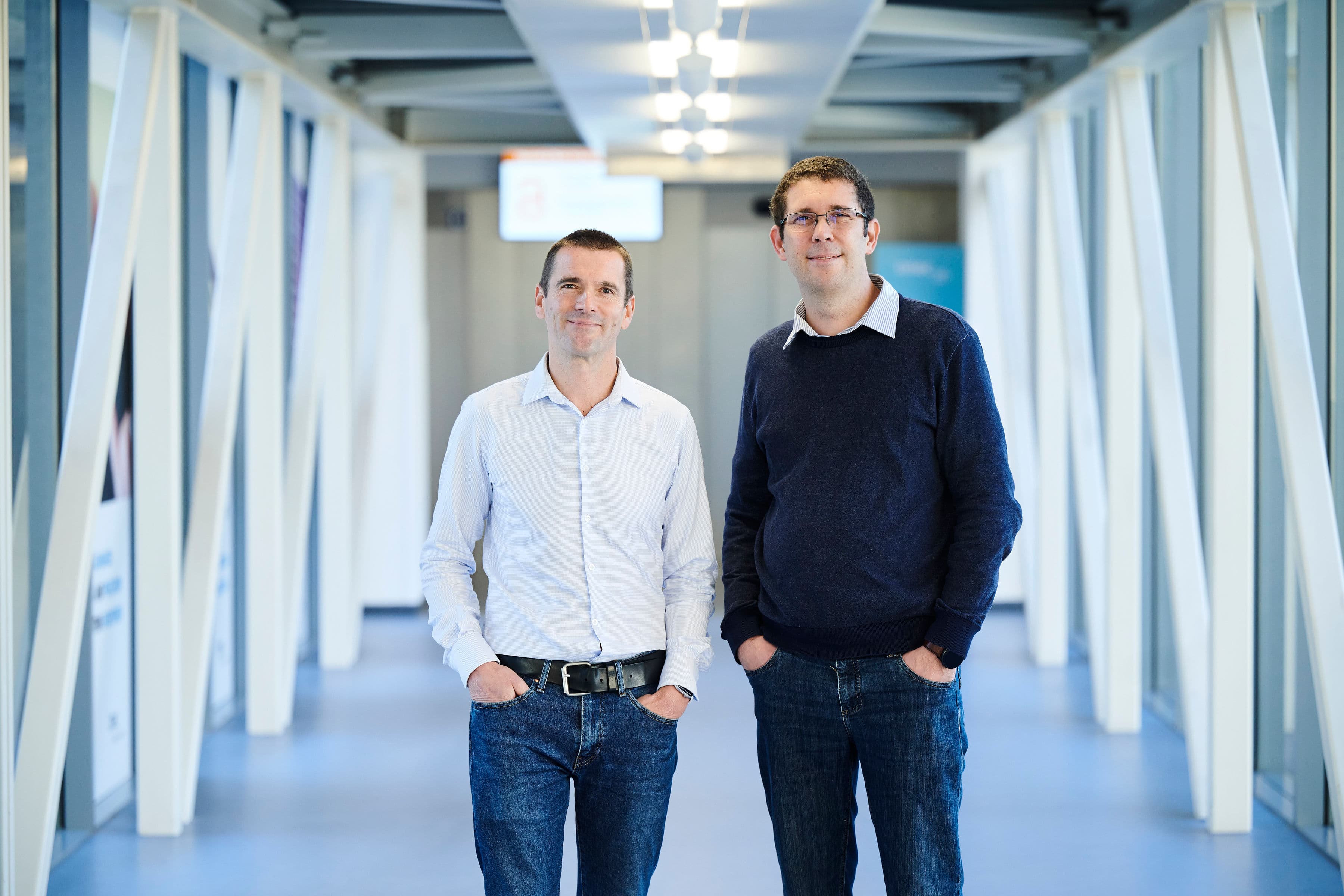 Sylvain%20Dubois%20Sebastien%20Couet%20Vertical%20Compute%20imec%20skybridge Twee mannen die in een lichte gang staan en poseren voor een portret.