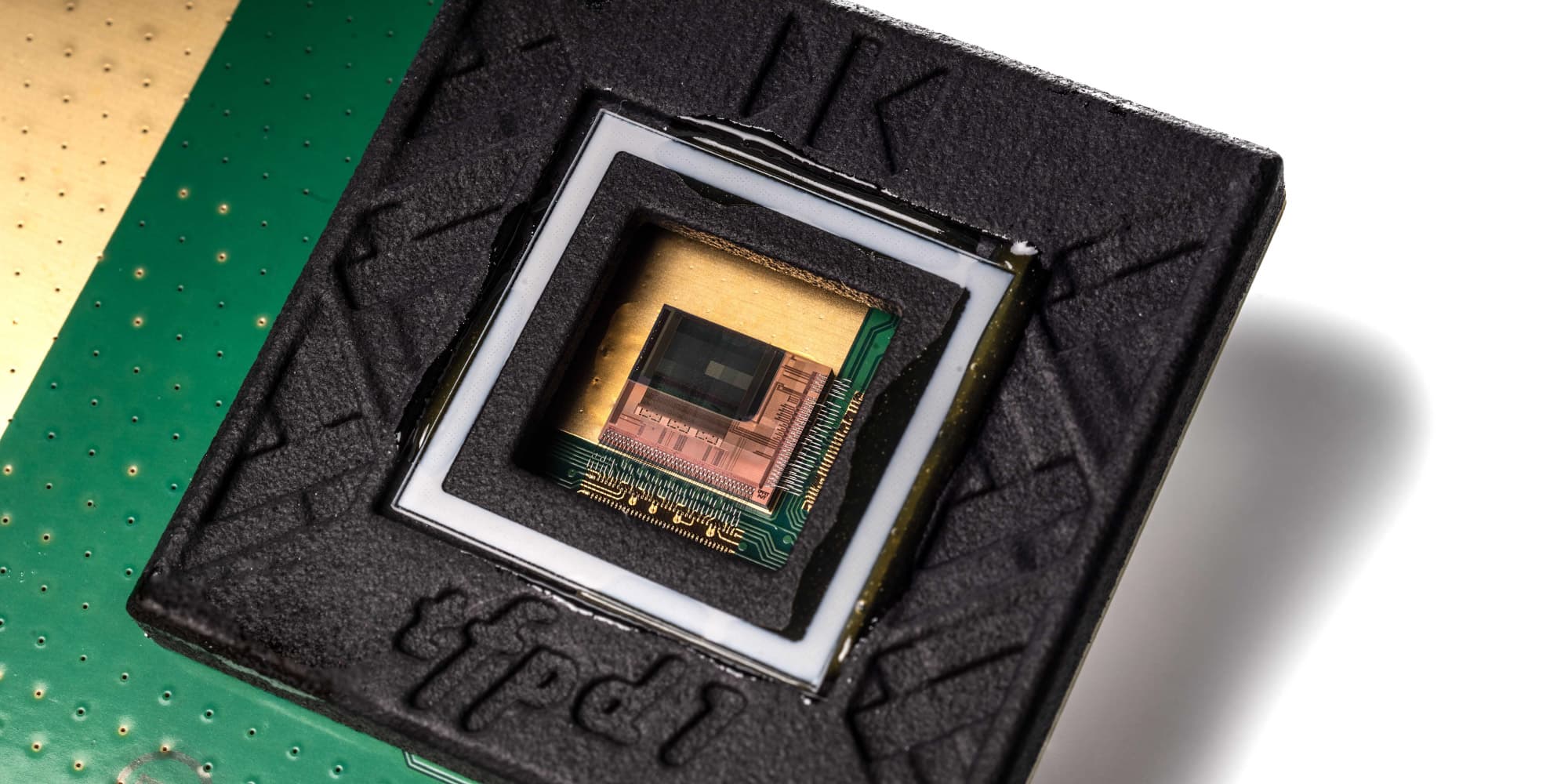 Thin-film-photodiode Close-up of a thin-film image sensor chip with a central pinned photodiode structure.