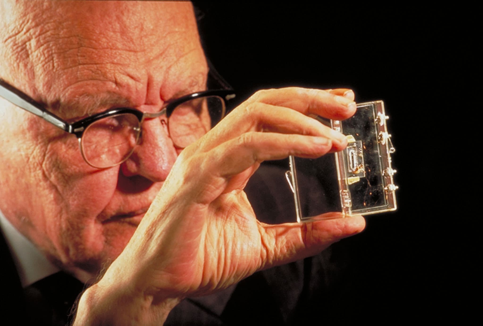 ti-jack-kilby-first-integrated-circuit Jack Kilby examines the first integrated circuit between his fingers
