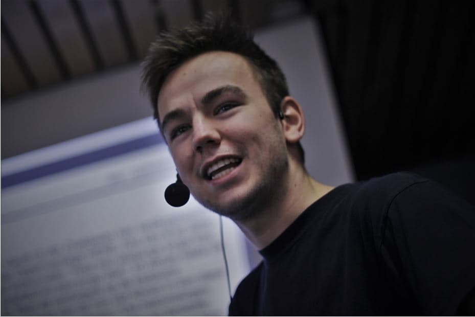 Timon%20Evenblij Timon Evenblij speaking with a headset microphone at a presentation