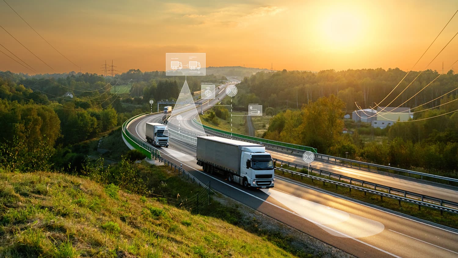 trucks_connected_resize Twee vrachtwagens die op een snelweg rijden met netwerkgraphics eroverheen bij zonsondergang