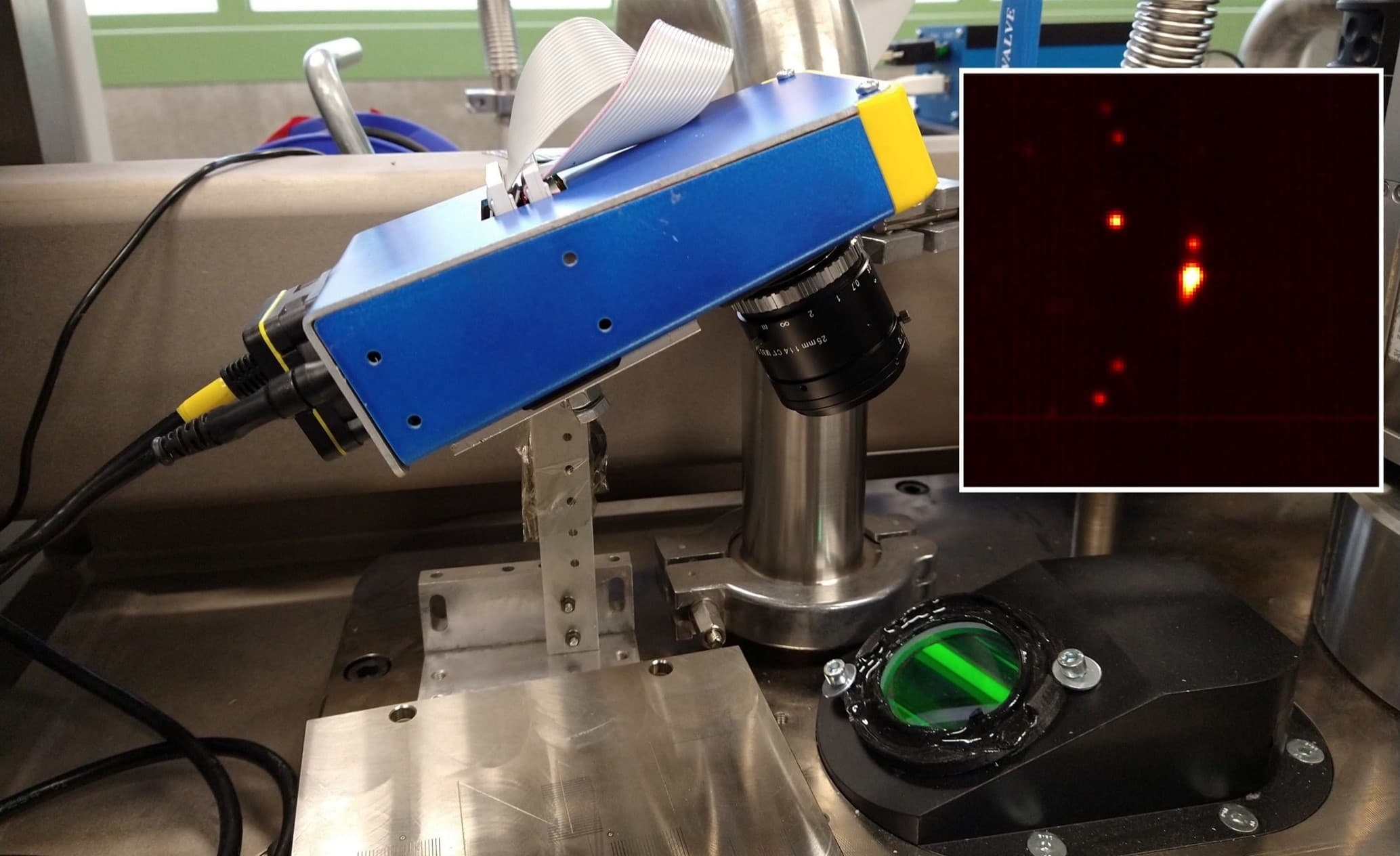 VIL Highspeedcamera gemonteerd op een industriële opstelling, met een rood lichtpatroon in een ingevoegde afbeelding.