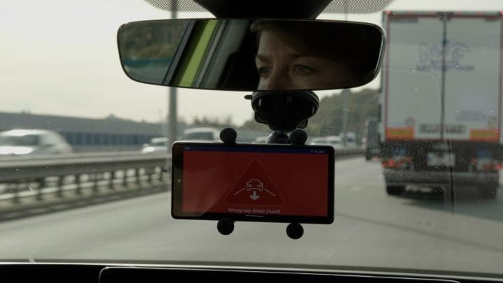 Waarschuwingen%20op%20maat%20voor%20spookrijders Waarschuwingsdisplay op het dashboard van een auto voor een spookrijder op de snelweg