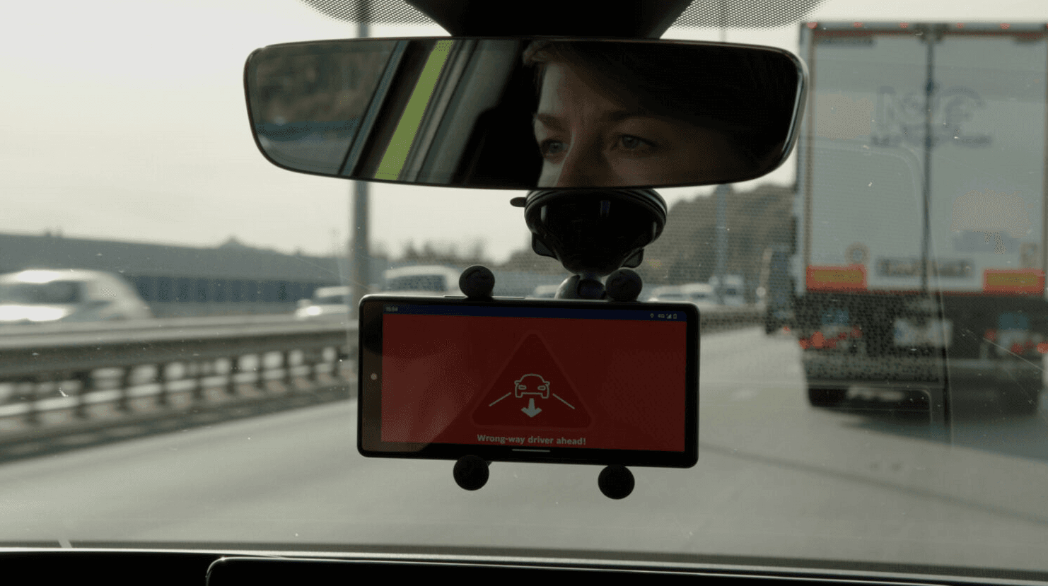 Wrongwaydriving Dashboarddisplay van een auto met een waarschuwing voor een bestuurder die de verkeerde kant op rijdt op de weg vooraan