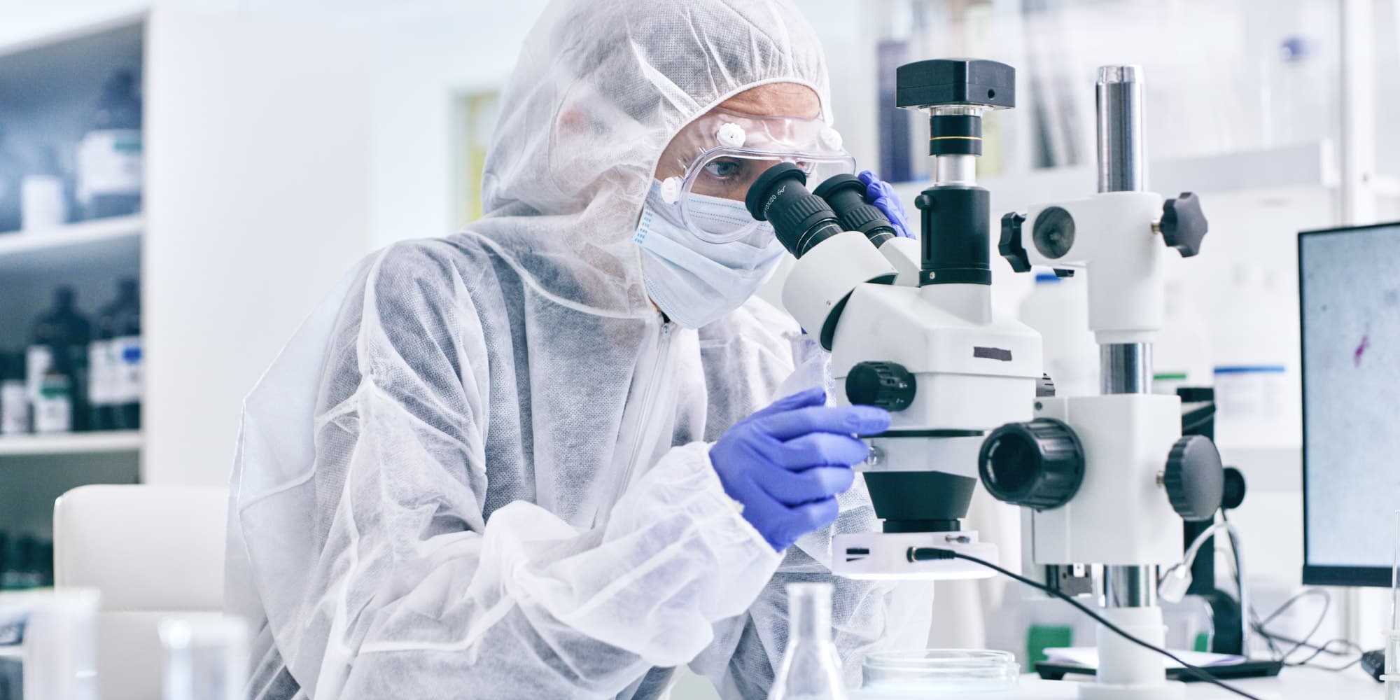 imec-the-Netherlands-careerpage Researcher in a cleanroom using a microscope in a lab